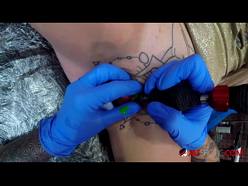 ❤️ Estremamente tatuato hottie Sully Savage ottenuto un tatuaggio sul suo clitoride ☑ Super pornoal it.xxxtun.ru ❌️❤